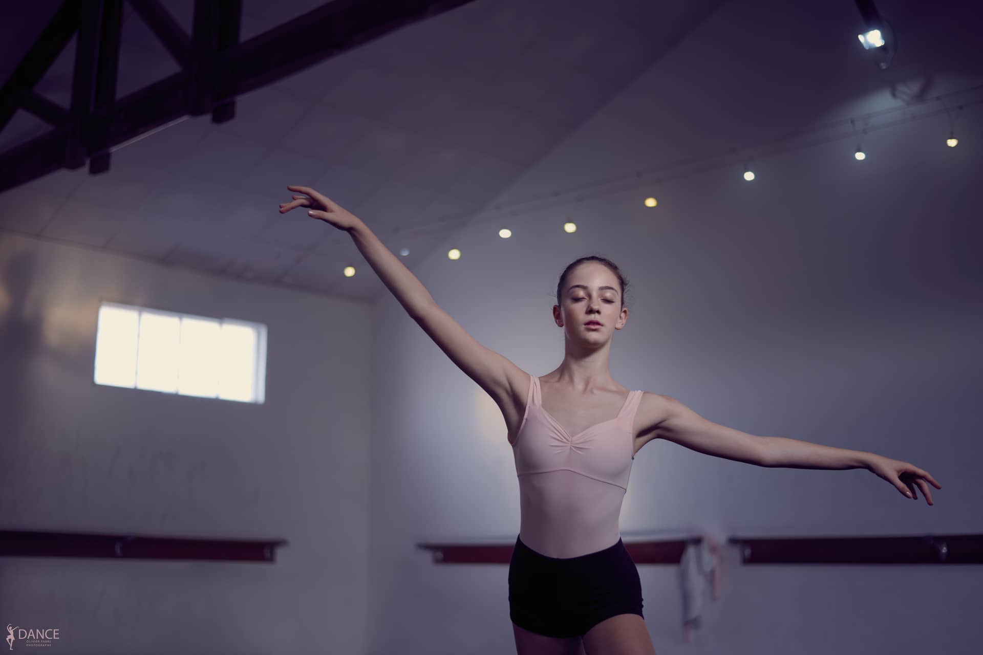 Danseuse classique photographiée lors de son cours de danse en Arles par Olivier Fabre.